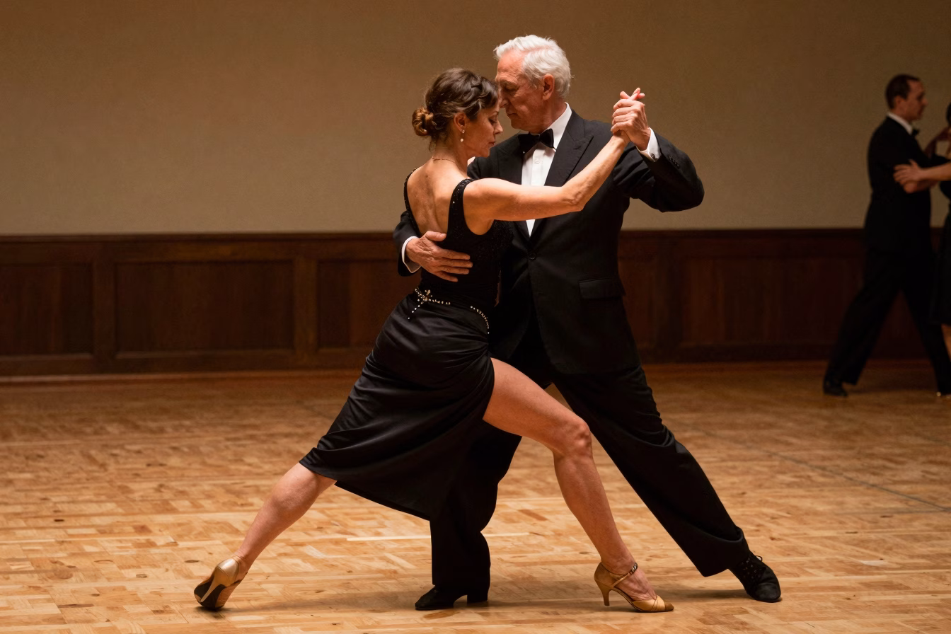 Couple de seniors pratiquant le tango th&eacute;rapeutique en cours de danse