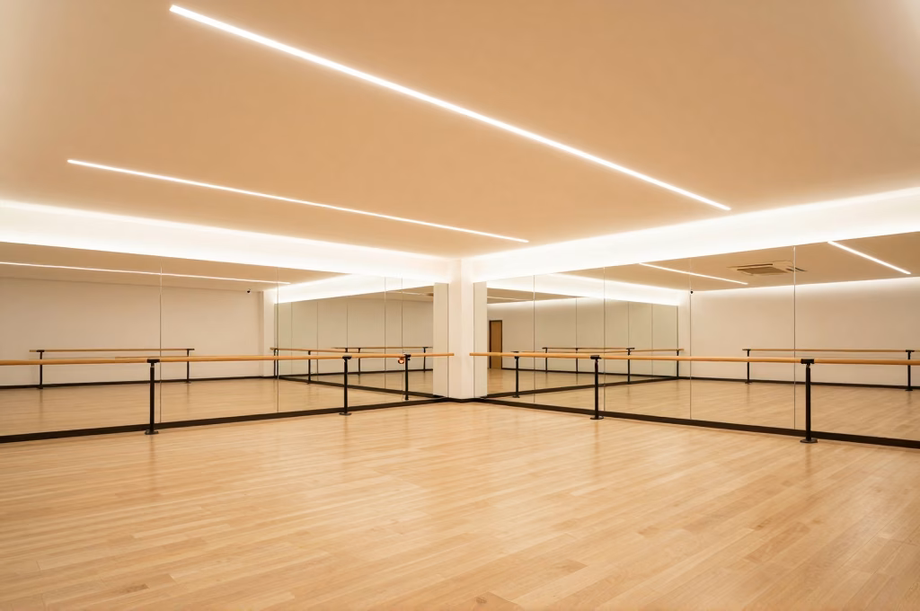 Studio de danse moderne avec parquet, miroirs et barres de ballet pour l'enseignement professionnel