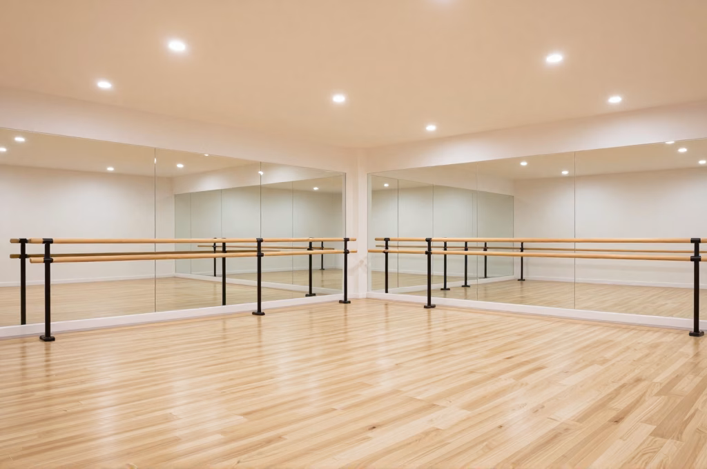Salle de danse équipée avec barres, miroirs et parquet, prête pour les cours professionnels